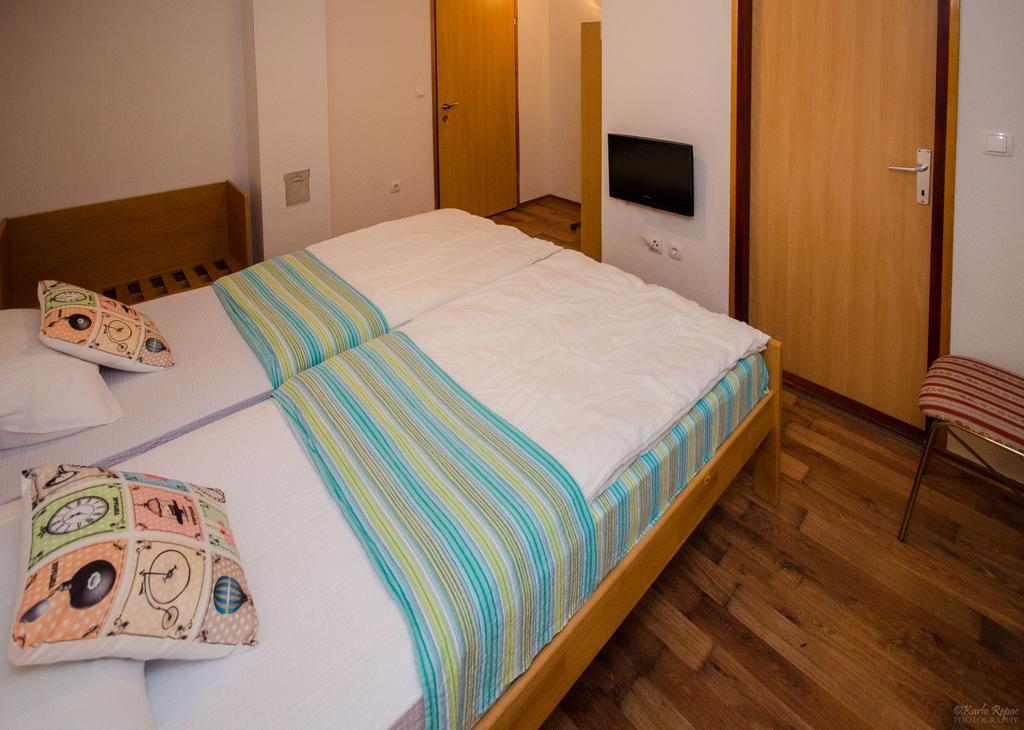 Rooms Vuksa Donji Lapac ภายนอก รูปภาพ
